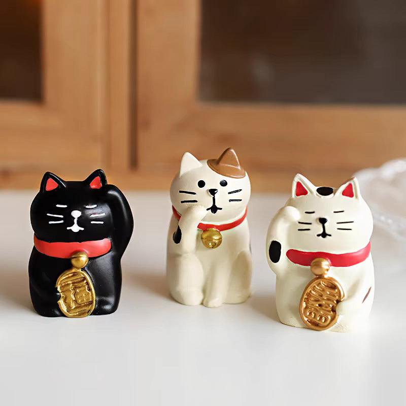LUCKY CAT FIGURE